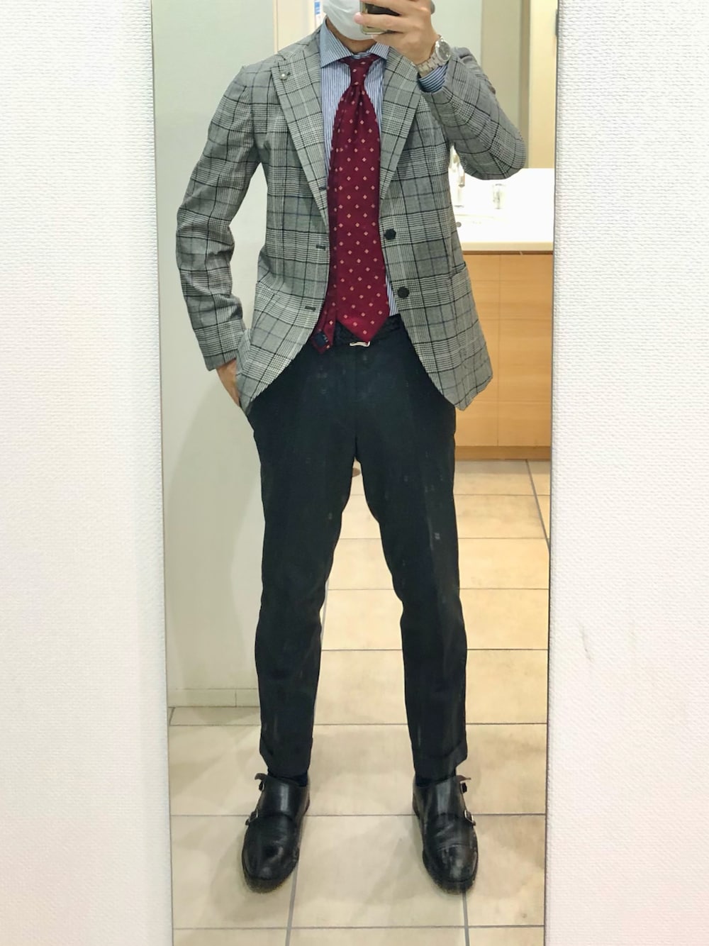 「出勤、感動パンツ、ジャケパン」｜「DRAKE'Sのアイテム（ネクタイ、レッド系）」を使った、RTさん（メンズ・177cm）の秋コーディネートの1枚目の写真