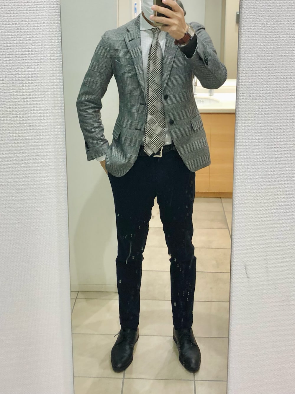 「出勤、グレンチェック」｜「FRANCO BASSIのアイテム（ネクタイ、グレー系）」を使った、RTさん（メンズ・177cm）の冬コーディネートの1枚目の写真
