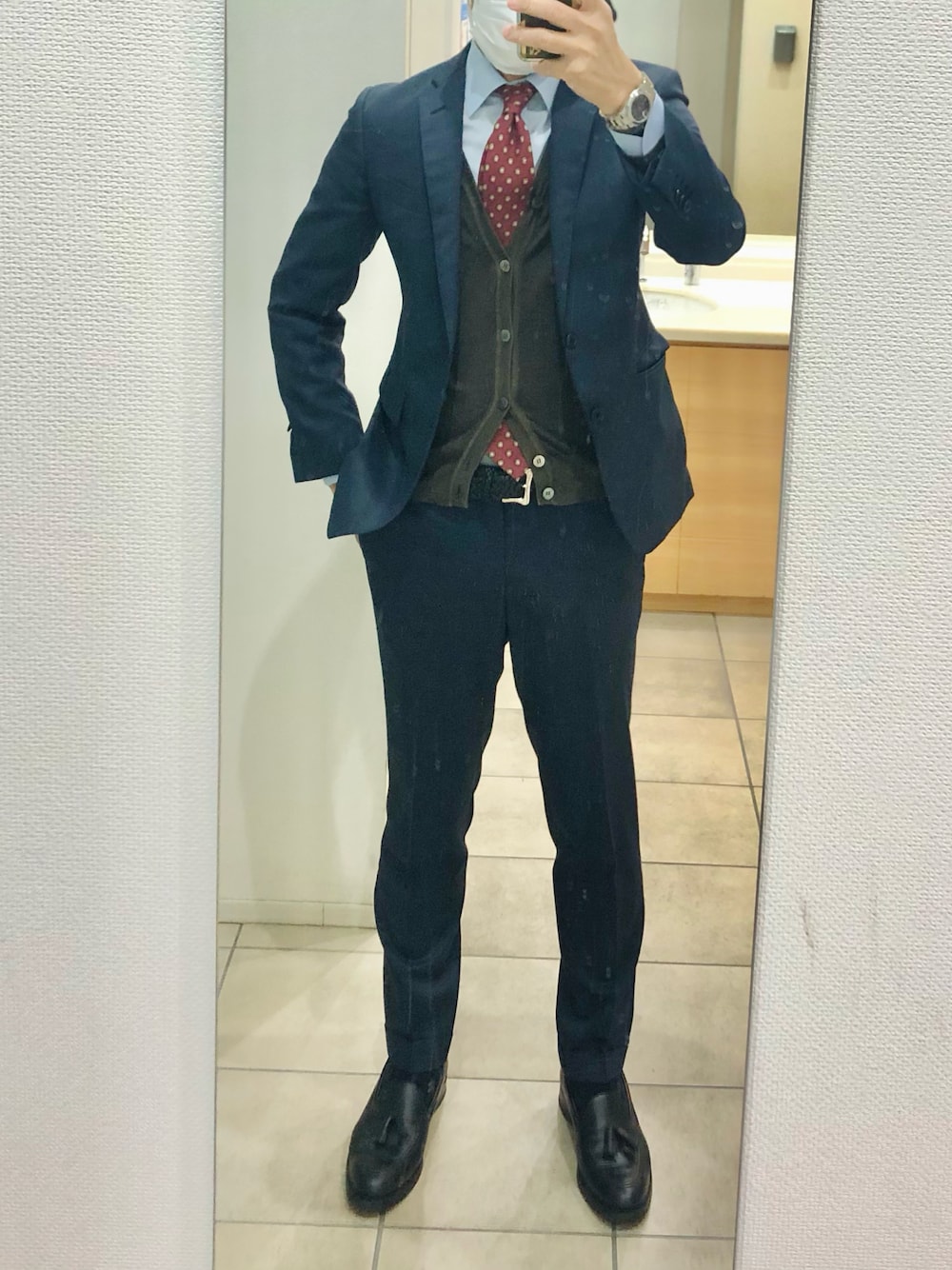 「出勤、セットアップ」｜「THE SUIT COMPANYのアイテム（ネクタイ、レッド系）」を使った、RTさん（メンズ・177cm）の冬コーディネートの1枚目の写真