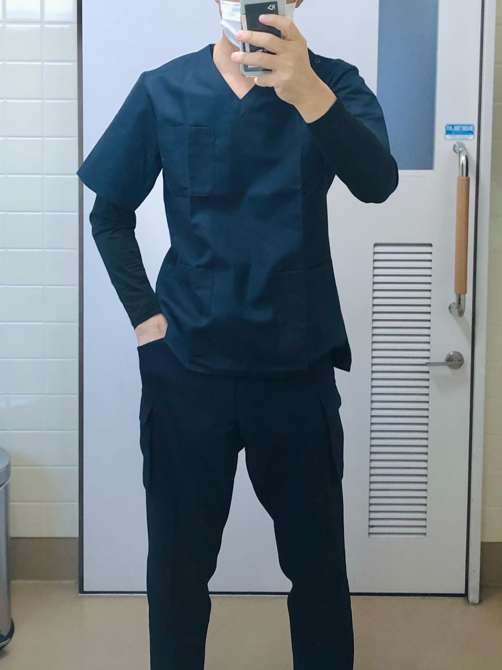 「スクラブ、カーゴパンツ」｜「classicoのアイテム（トップス、ブラック系）」を使った、RTさん（メンズ・177cm）の春コーディネートの1枚目の写真