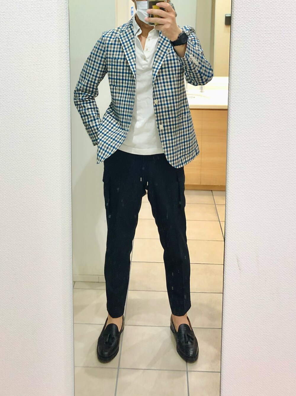 「出勤、クールビズ、カーゴパンツ」｜「BURBERRY BLACK LABELのアイテム（ポロシャツ、ホワイト系）」を使った、RTさん（メンズ・177cm）の春コーディネートの1枚目の写真