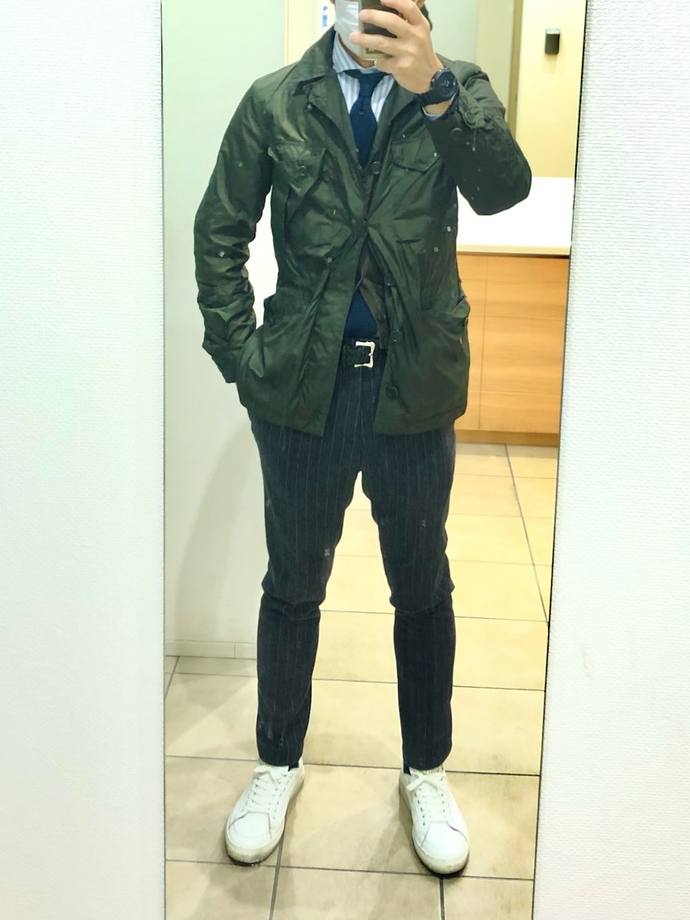 「出勤、スニーカー」｜「THE SUIT COMPANYのアイテム（ネクタイ、ブルー系）」を使った、RTさん（メンズ・177cm）の冬コーディネートの1枚目の写真