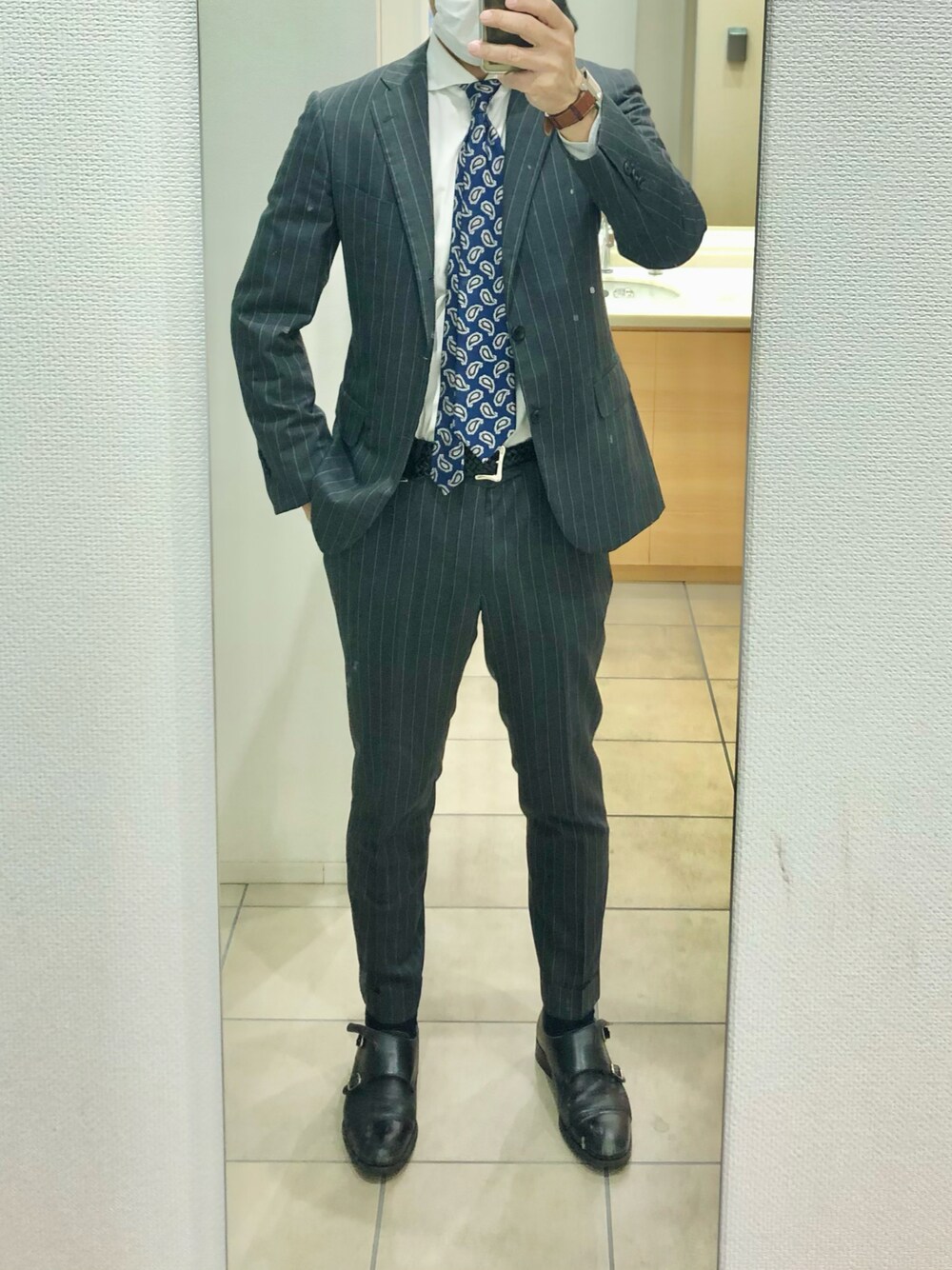 「出勤」｜「FRANCO BASSIのアイテム（ネクタイ、ブルー系）」を使った、RTさん（メンズ・177cm）の冬コーディネートの1枚目の写真