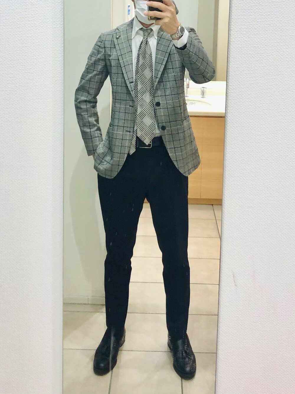 「出勤、グレンチェック」｜「FRANCO BASSIのアイテム（ネクタイ、グレー系）」を使った、RTさん（メンズ・177cm）の冬コーディネートの1枚目の写真