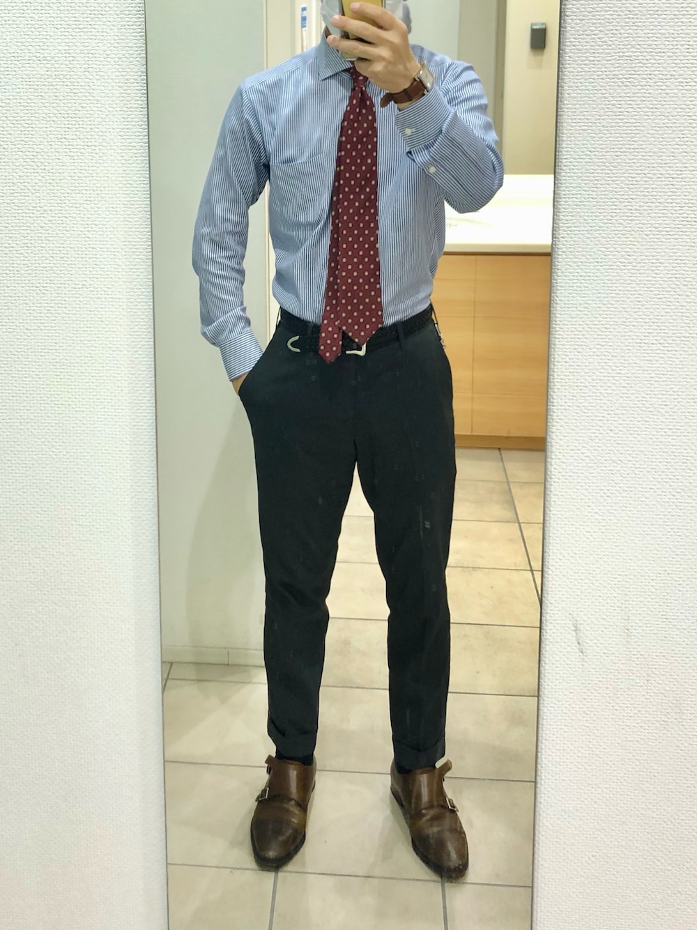 「出勤、感動パンツ」｜「THE SUIT COMPANYのアイテム（ネクタイ、レッド系）」を使った、RTさん（メンズ・177cm）の秋コーディネートの1枚目の写真