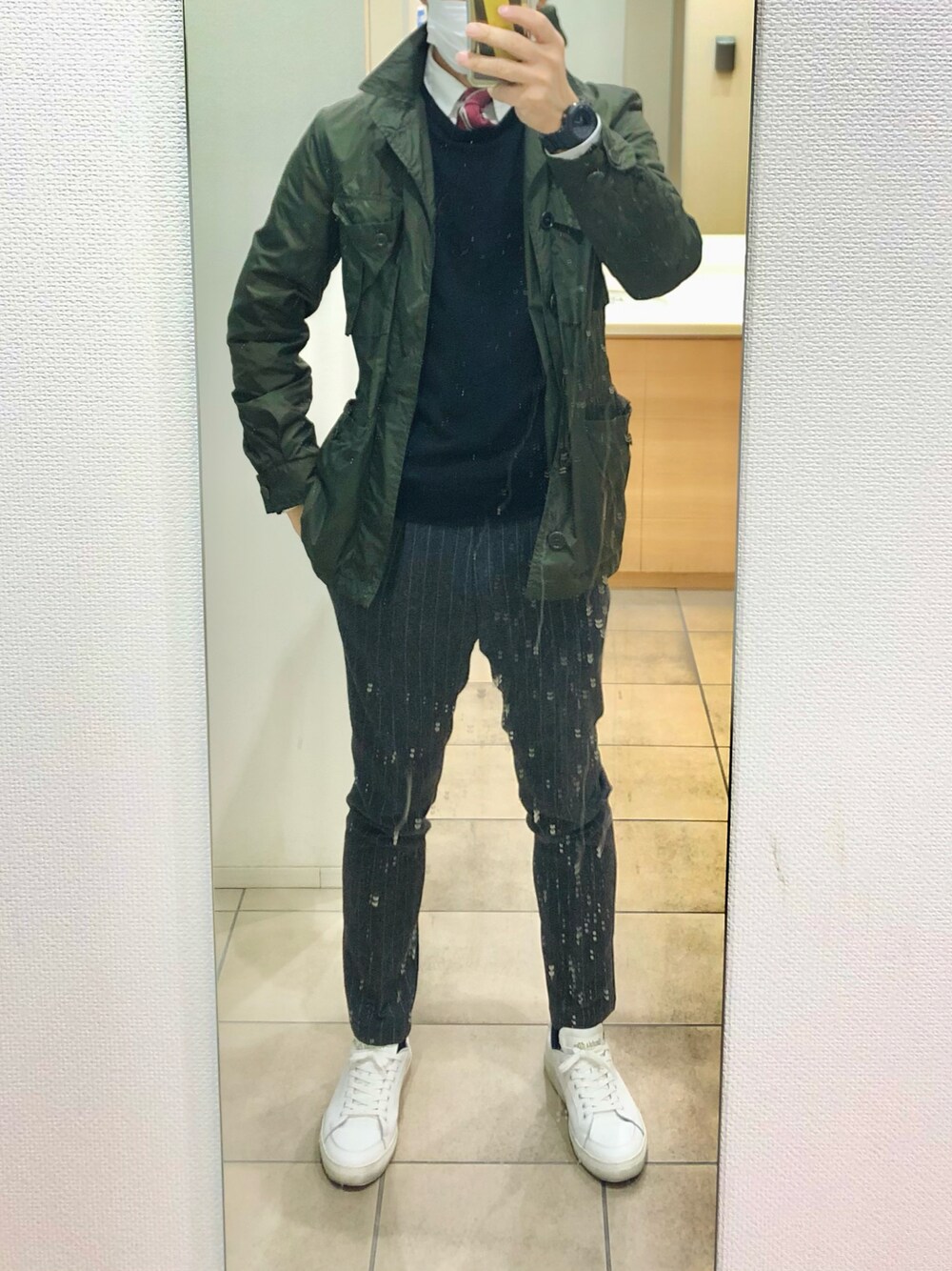 「出勤」｜「KENT&CURWENのアイテム（ネクタイ、レッド系）」を使った、RTさん（メンズ・177cm）の冬コーディネートの1枚目の写真