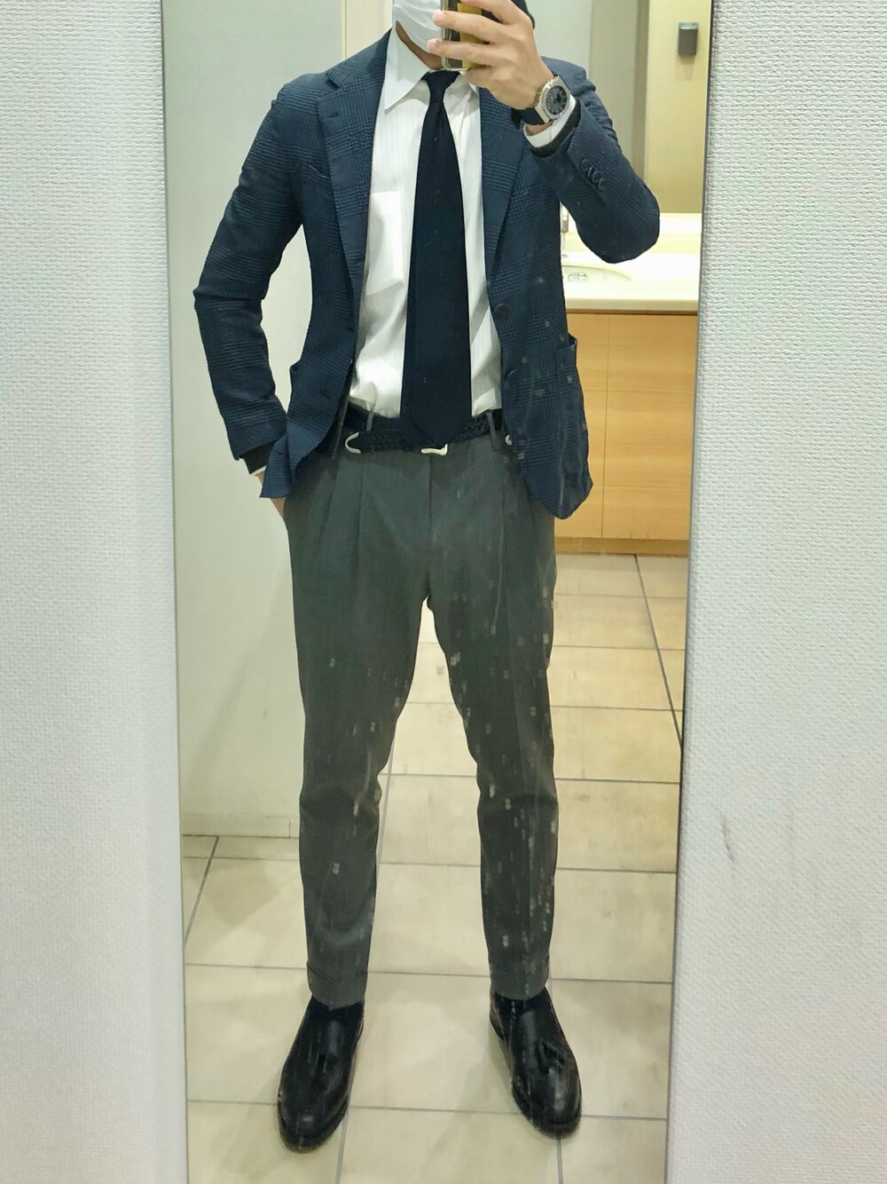 「出勤」｜「東京シャツのアイテム（ネクタイ、ブラック系）」を使った、RTさん（メンズ・177cm）の冬コーディネートの1枚目の写真