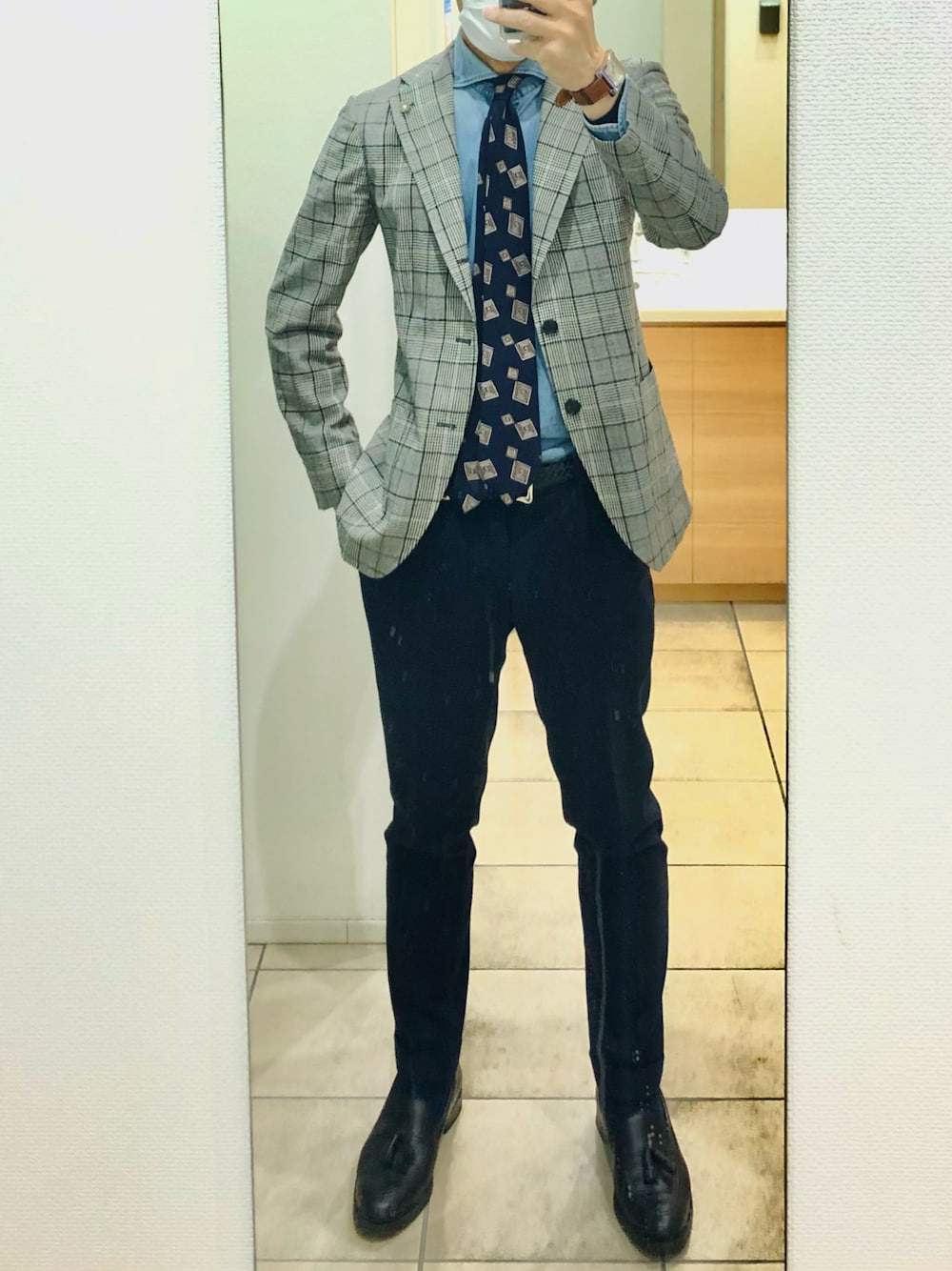 「出勤」｜「JOHN COMFORTのアイテム（ネクタイ、ブラック系）」を使った、RTさん（メンズ・177cm）の春コーディネートの1枚目の写真