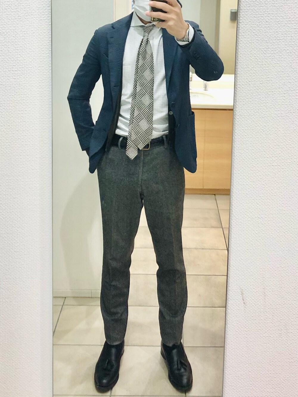 「出勤、グレンチェック」｜「FRANCO BASSIのアイテム（ネクタイ、グレー系）」を使った、RTさん（メンズ・177cm）の春コーディネートの1枚目の写真