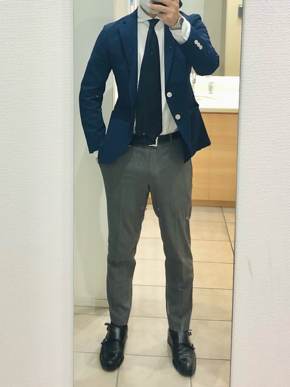 「出勤、ジャケパン、感動パンツ」｜「東京シャツのアイテム（ネクタイ、ブラック系）」を使った、RTさん（メンズ・177cm）の秋コーディネートの1枚目の写真