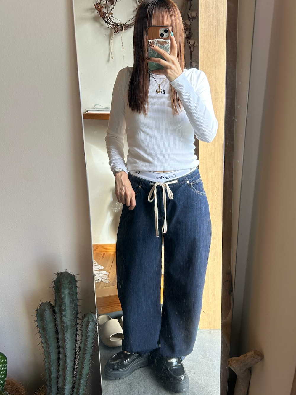 SCULPTORのデニムパンツを使った人気ファッションコーディネート