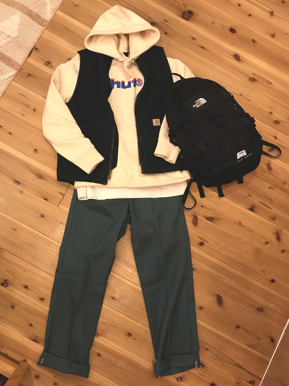 「HUF、hufworldwide、carhartt、Dickies、NIKE、THE NORTH FACE、高校生、高校生コーデ、ベストコーデ」｜「HUFのUNSUNG P/O HOODIE / HUF プリント フード パーカー（パーカー、ベージュ系）」を使った、M𓅜さん（レディース・161cm）の秋コーディネートの1枚目の写真
