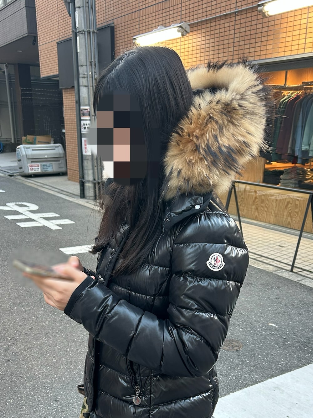 ブラック系のジャケット/アウターを着用したレディースの秋コーディネートの1枚目の写真