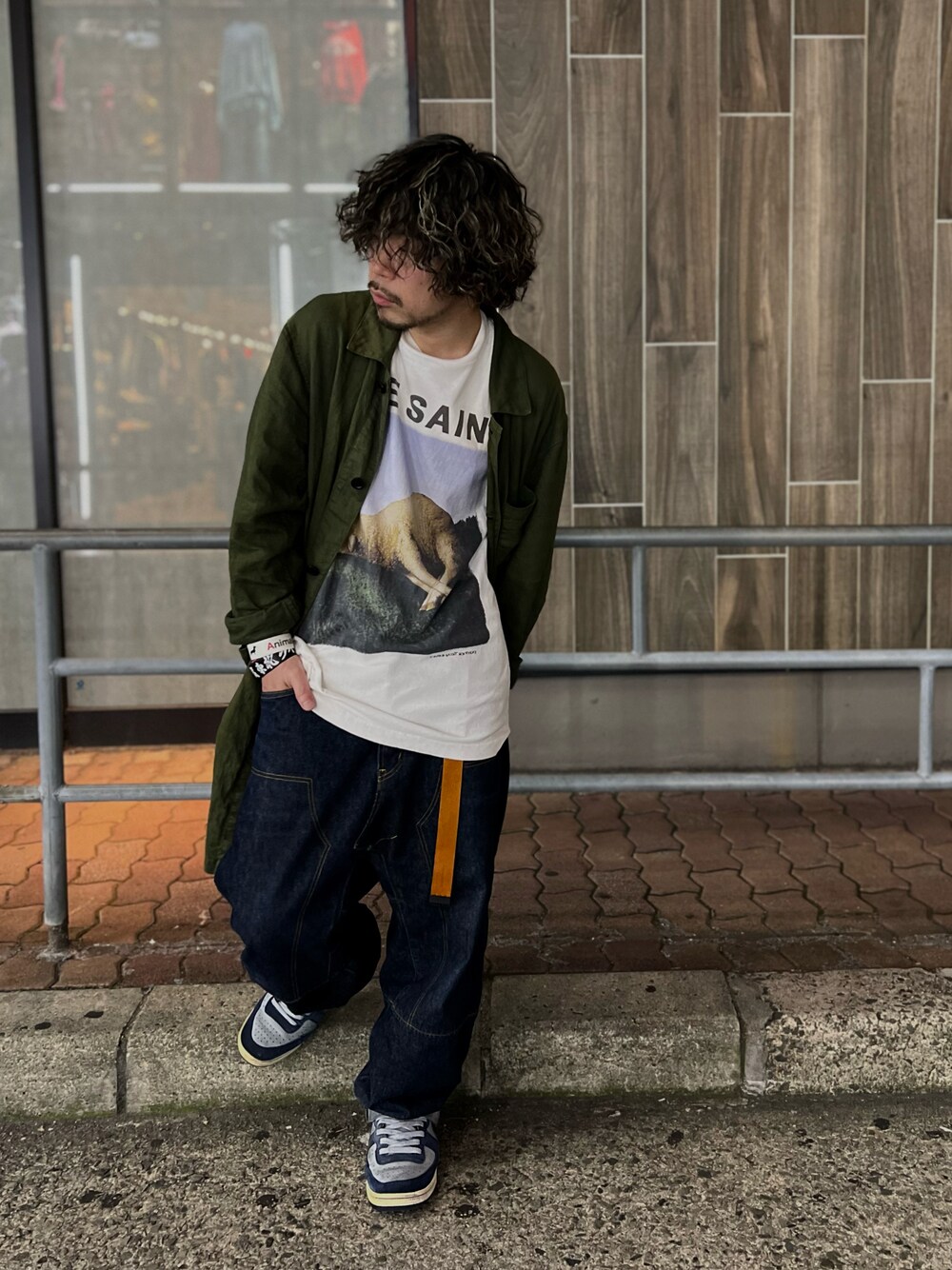 「カジュアル、オーバーサイズ、メンズコーデ、大人コーデ、Tシャツ、デニムパンツ、ROYAL FLASH」｜「saint michaelのアイテム（Tシャツ/カットソー、ホワイト系）」を使った、Takatoshi Tsudaさん（メンズ・170cm）の夏コーディネートの1枚目の写真
