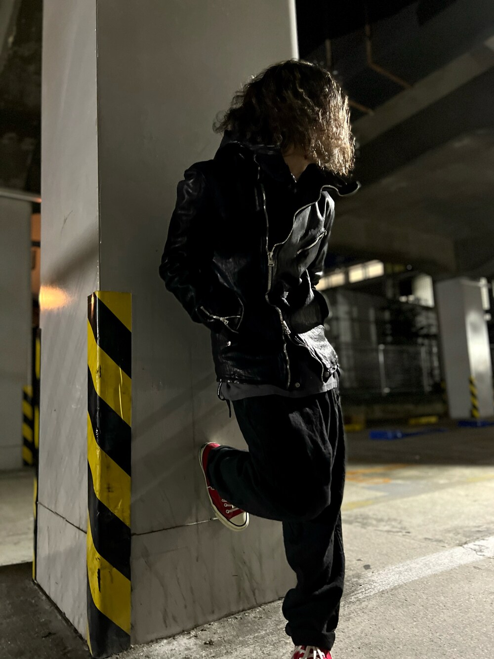 「スニーカー、スラックス、レザージャケット、春夏コーデ、カジュアル、オトナカジュアル、ISAMU KATAYAMA BACKLASH、backlash、ROYAL FLASH」｜「ISAMU KATAYAMA BACKLASHのアイテム（ライダースジャケット、ブラック系）」を使った、Takatoshi Tsudaさん（メンズ・170cm）の春コーディネートの1枚目の写真