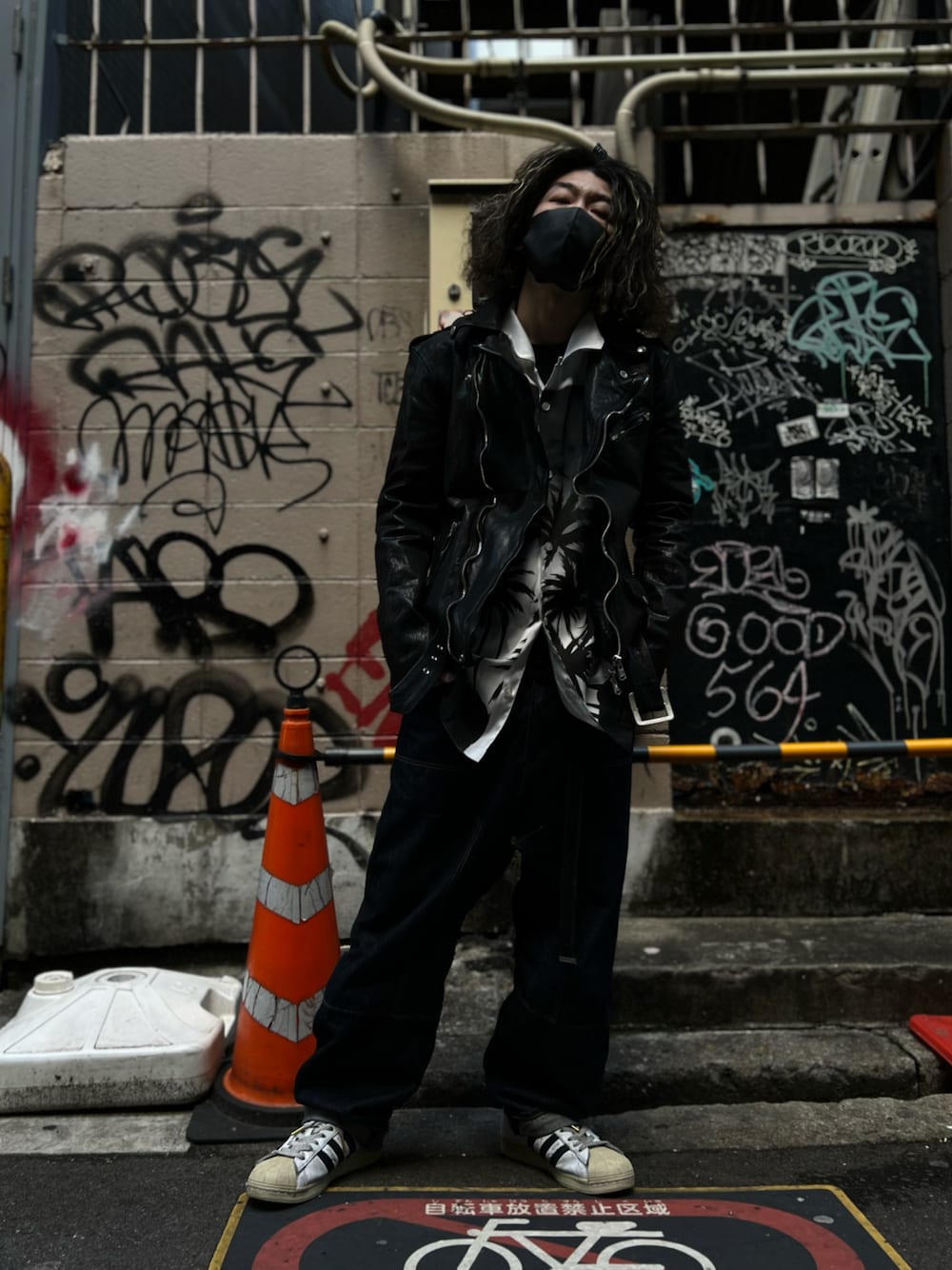 「スニーカーコーデ、ブラック、白スニーカー、デニムパンツ、ストリートMIX、ストリートファッション、ROYAL FLASH、休日スタイル、BACKLASH THE COVERS、backlash、adidas、春服」｜「ISAMU KATAYAMA BACKLASHのアイテム（ライダースジャケット、ブラック系）」を使った、Takatoshi Tsudaさん（メンズ・170cm）の春コーディネートの1枚目の写真