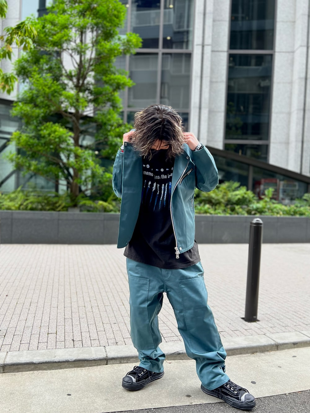 「カジュアル、ラフコーデ、オーバーサイズ、カラー×コーデ、Tシャツ、スニーカー、グリーン、プリントT、ROYAL FLASH、ISAMU KATAYAMA BACKLASH、ディッキーズ(Dickies)、Dickies」｜「MINUSのアイテム（Tシャツ/カットソー、ブラック系）」を使った、Takatoshi Tsudaさん（メンズ・170cm）の春コーディネートの1枚目の写真