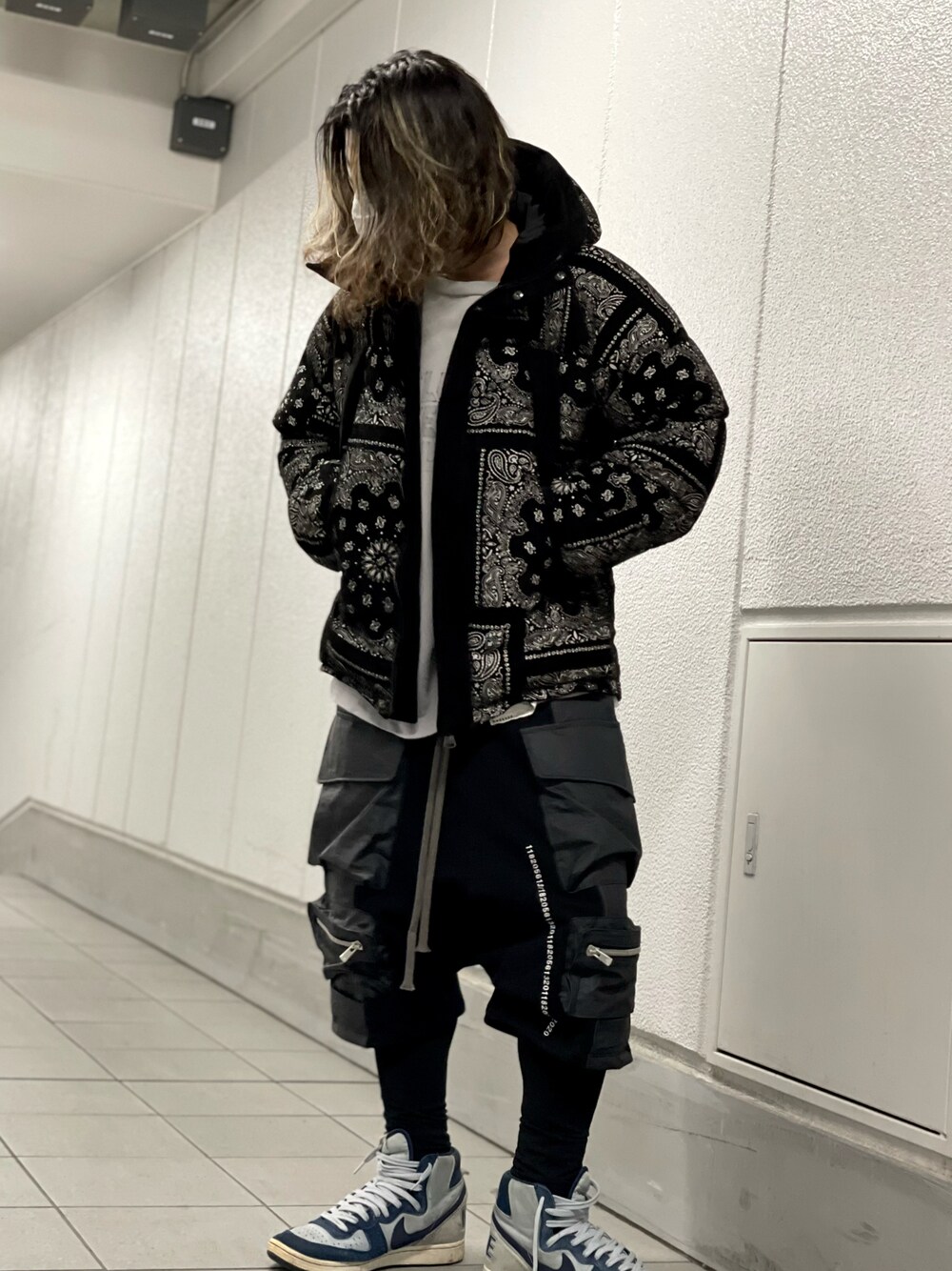 「秋冬コーデ、オトナカジュアル、ストリートMIX、スニーカーコーデ、アウター、ダウンジャケット、ISAMU KATAYAMA BACKLASH、ROYAL FLASH、モードストリート」｜「ISAMU KATAYAMA BACKLASHのアイテム（ダウンジャケット/コート、ブラック系）」を使った、Takatoshi Tsudaさん（メンズ・170cm）の秋コーディネートの1枚目の写真