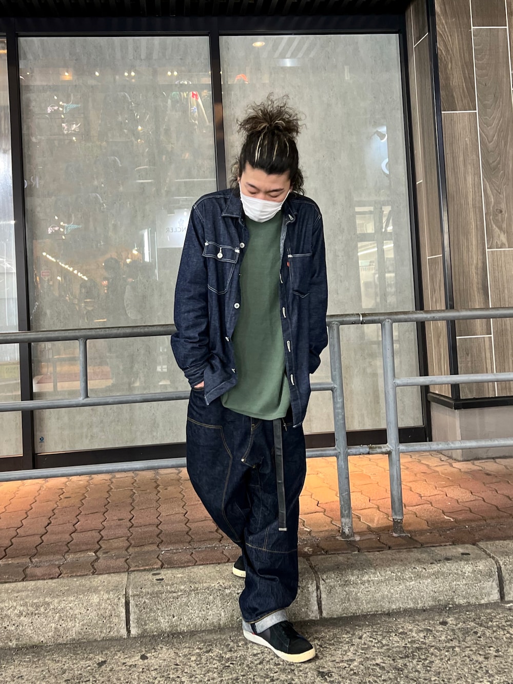 「オーバーサイズ、オトナカジュアル、ストリートファッション、ワイドパンツ、ワントーンコーデ、ファッションの力を信じよう、モード、モードカジュアル、mode、ROYAL FLASH」｜「ISAMU KATAYAMA BACKLASHのISAMUKATAYAMA BACKLASH THE COVERS/バックラッシュ ザ カバーズ/COTTON KNIT PULLOVER（ニット/セーター、グリーン系）」を使った、Takatoshi Tsudaさん（メンズ・170cm）の冬コーディネートの1枚目の写真