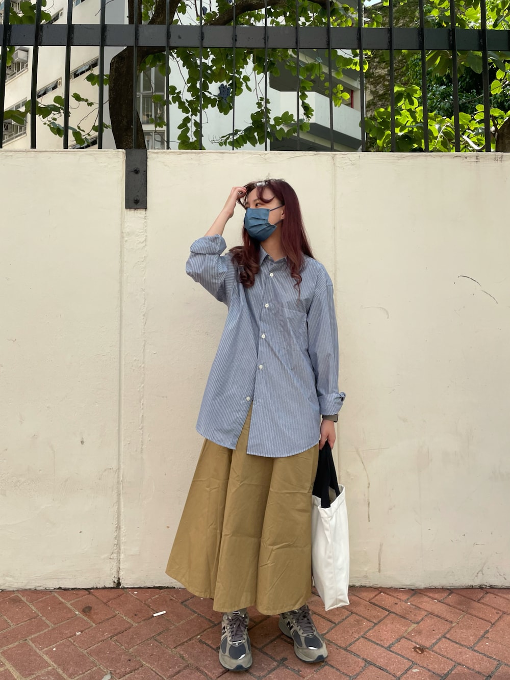 「summer、girl、90's、hkgirl、hk、spring、工裝、日系極簡、日常、日系、new balance 2002」｜「UNIQLOのアイテム（スカート、ベージュ系）」を使った、w.s.sさん（レディース・160cm）の春コーディネートの1枚目の写真