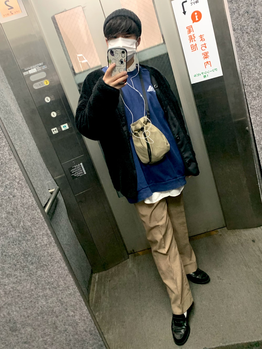「未来のWEARISTAプロジェクト、秋冬コーデ、ニット帽、スウェット、チェックパンツ、ローファー、無印良品、GU、adidas、古着、レイヤードスタイル、エレベーター」｜「？のアイテム（ローファー、ブラック系）」を使った、もとさん（メンズ・168cm）の秋コーディネートの1枚目の写真