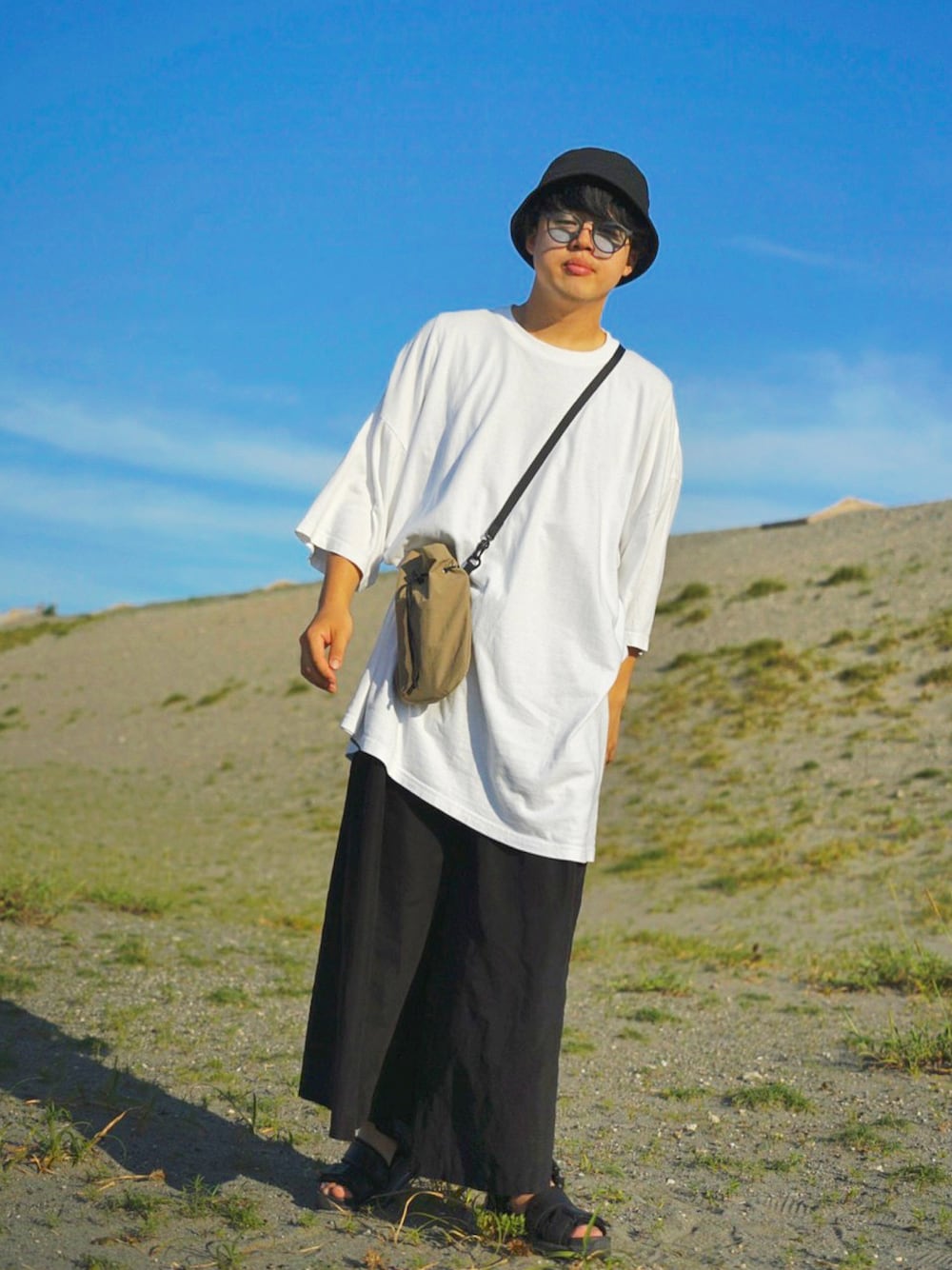 「袴パンツ、oversize、古着、サンダル、バケットハット、サングラス、WEGO、UNIQLO、無印良品、HARE、静岡、砂丘、中田島砂丘」｜「HAREの【MENS】アツゾコストラップベルトサンダル(HARE)（サンダル、ブラック系）」を使った、もとさん（メンズ・168cm）の秋コーディネートの1枚目の写真