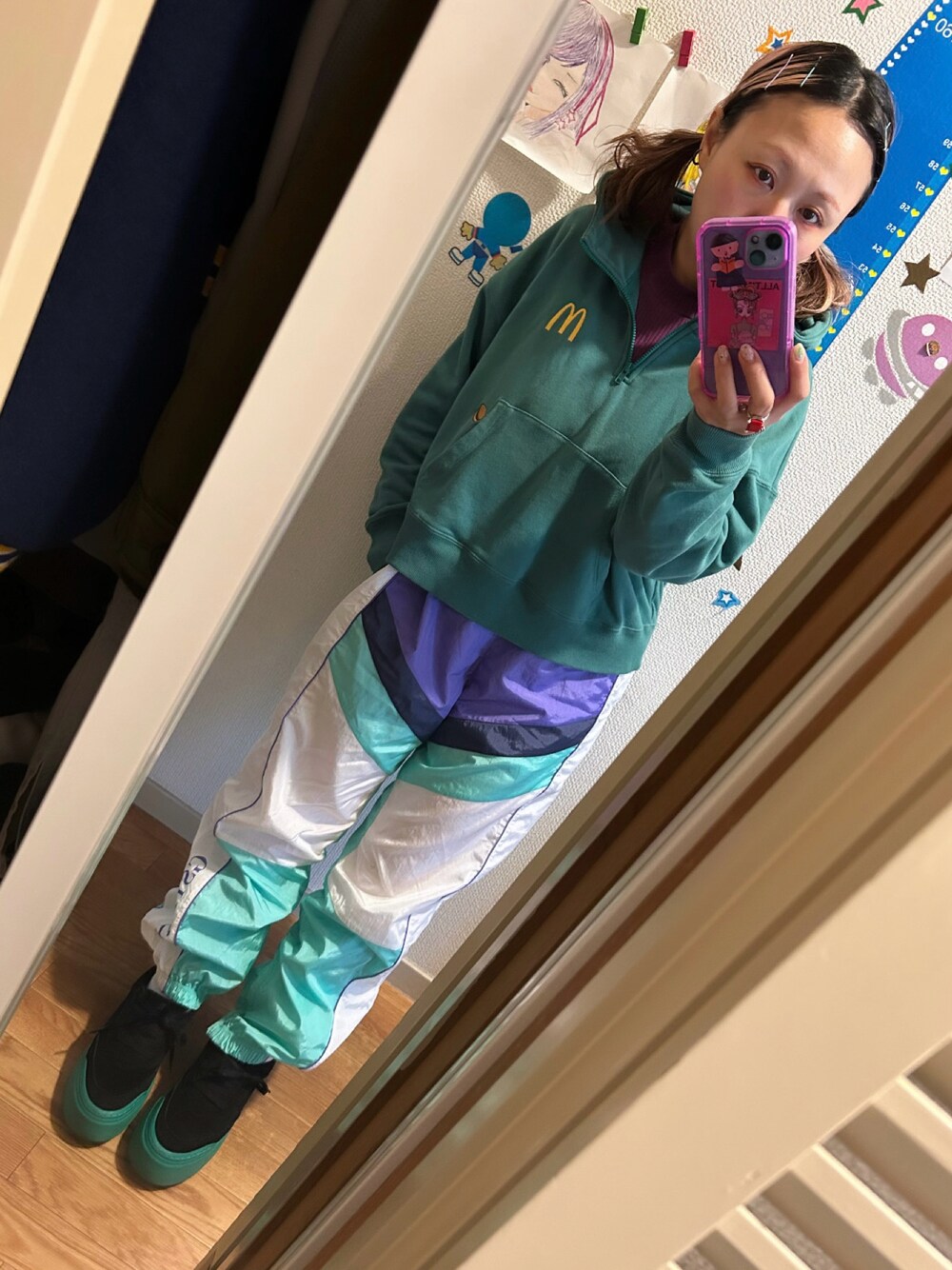 「Design Tshirts Store graniphのアイテム（スウェット、グリーン系）」を使った、◎みお◎さん（レディース・150cm）の冬コーディネートの1枚目の写真