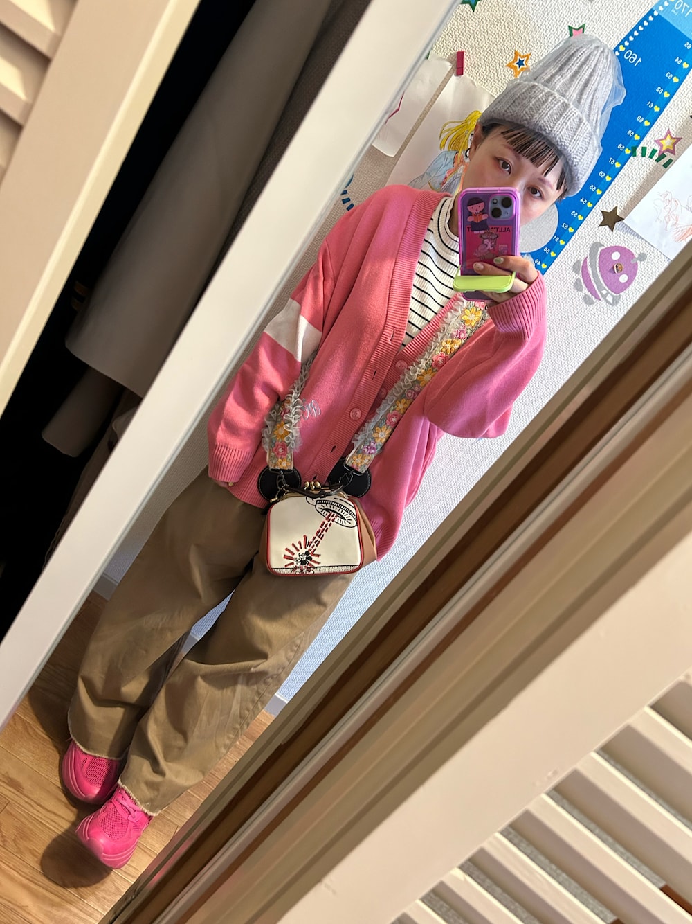 「H&Mのアイテム（スニーカー、ピンク系）」を使った、◎みお◎さん（レディース・150cm）の冬コーディネートの1枚目の写真