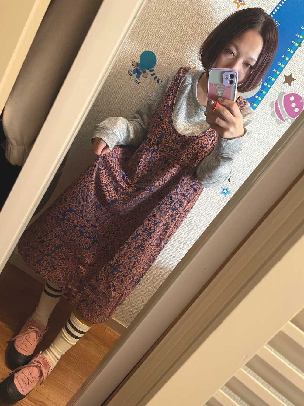 その他のワンピース、グレー系のスウェット、ピンク系のスニーカーを着用したレディースの秋コーディネートの1枚目の写真