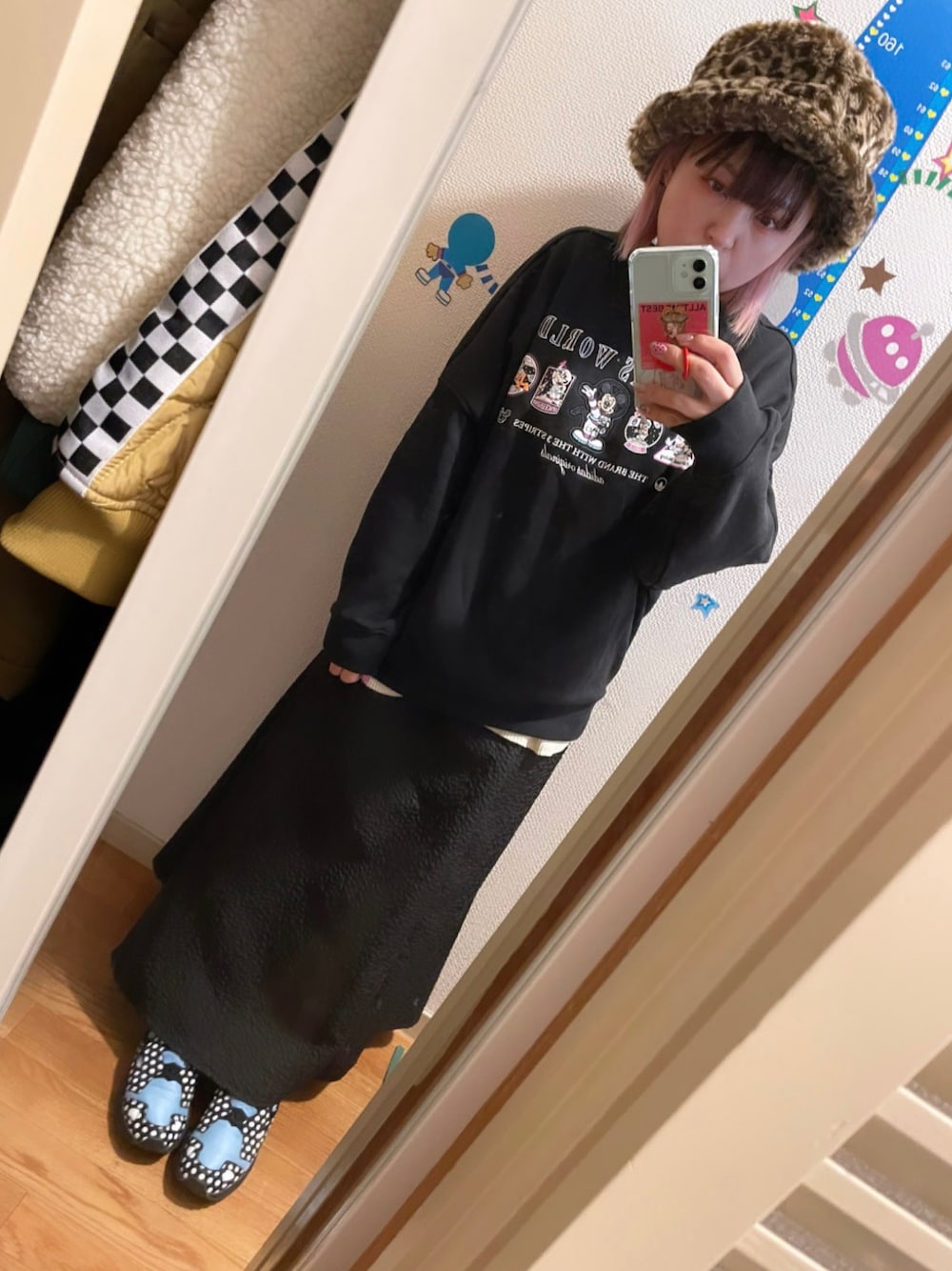 「低身長、低身長コーデ、低身長女子、ミッキー、adidas、ポンプフューリー、ひょう柄、バケハ」｜「adidasのルーズ ディズニー スウェット / トレーナー / アディダスオリジナルス（レディース）（スウェット、ブラック系）」を使った、◎みお◎さん（レディース・150cm）の冬コーディネートの1枚目の写真