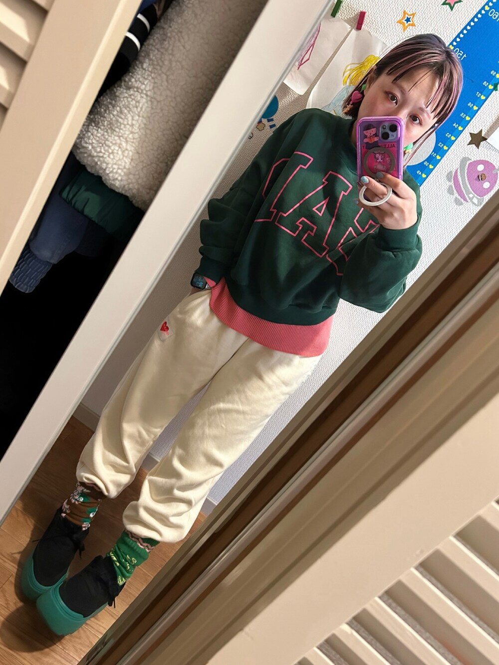 「GAPのGapロゴ イージー プルオーバー スウェット（スウェット、グリーン系）」を使った、◎みお◎さん（レディース・150cm）の冬コーディネートの1枚目の写真