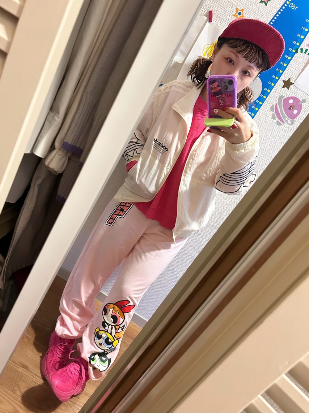 「H&Mのアイテム（スニーカー、ピンク系）」を使った、◎みお◎さん（レディース・150cm）の秋コーディネートの1枚目の写真