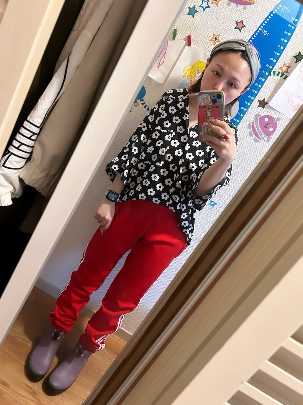 レッド系のスウェットパンツを着用したレディースの夏コーディネートの1枚目の写真