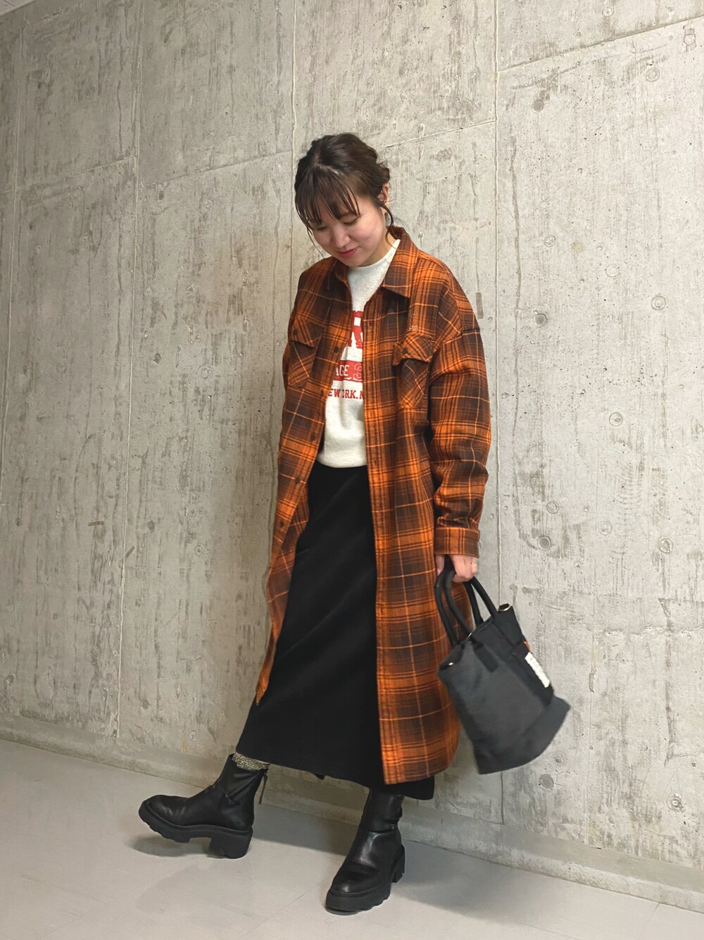 「AVIREX、リラックススタイル、シンプルコーデ、秋服、ラクチンコーデ、オトナカジュアル、秋カラー、ママファッション、大人ファッション、オトナカワイイ」｜「AVIREXの≪直営店限定≫QUILTING WOOL POUCH BAG/ キルティングウールポーチバッグ（ショルダーバッグ、ブラック系）」を使った、ミサミサさん（レディース・160cm）の秋コーディネートの1枚目の写真