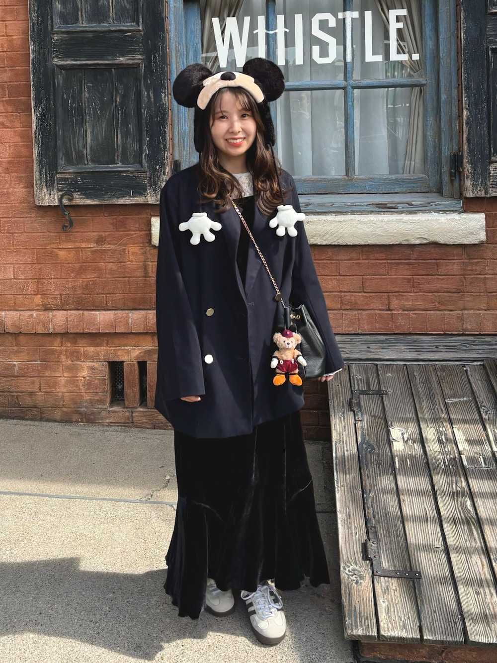 ブルー系のテーラードジャケット、ブラック系のワンピース、ホワイト系のTシャツ/カットソーを着用したレディースの秋コーディネートの1枚目の写真