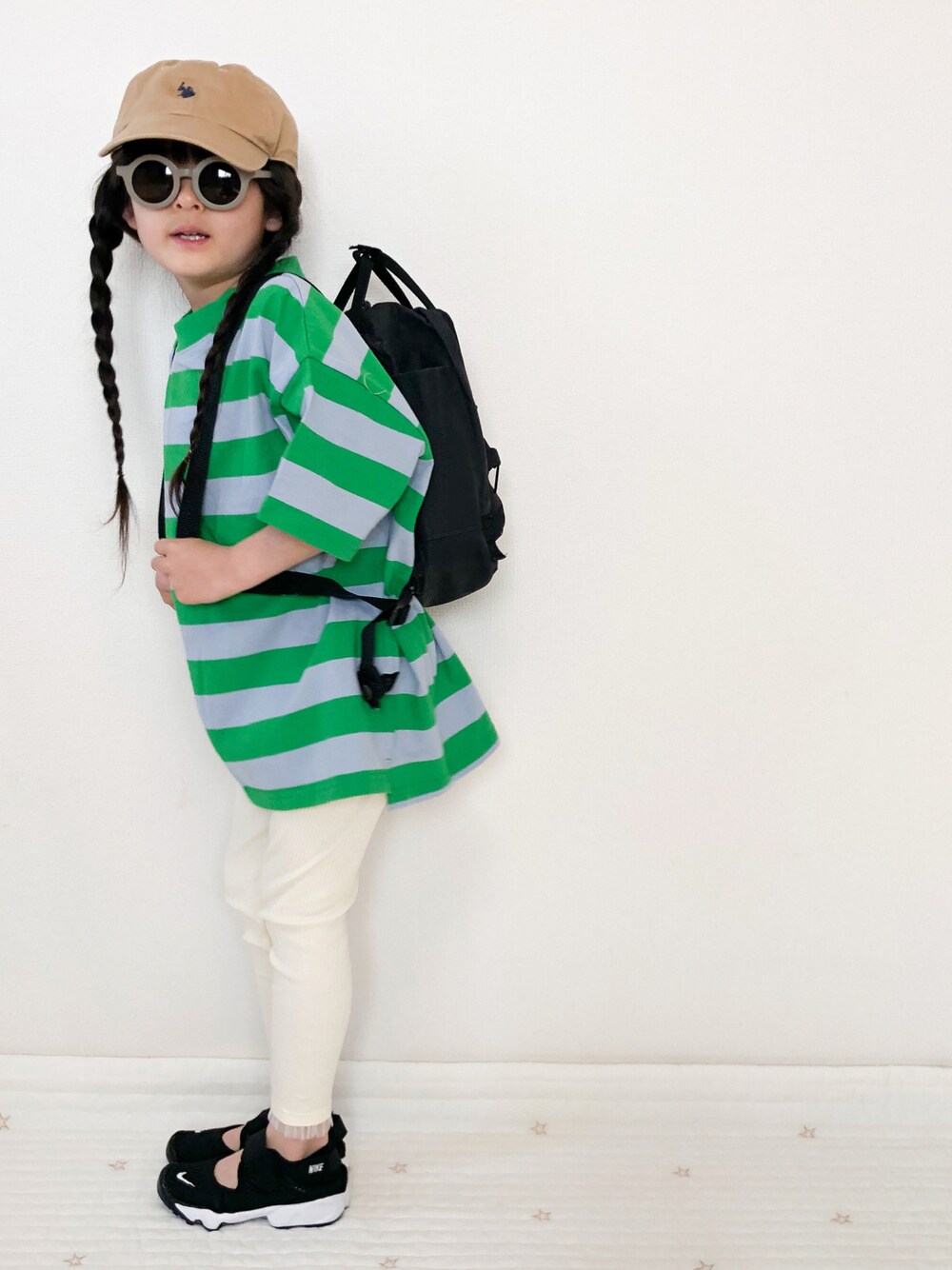 グリーン系のTシャツ/カットソー、ベージュ系のレギンス/スパッツ、ベージュ系のキャップを着用したキッズの夏コーディネートの1枚目の写真