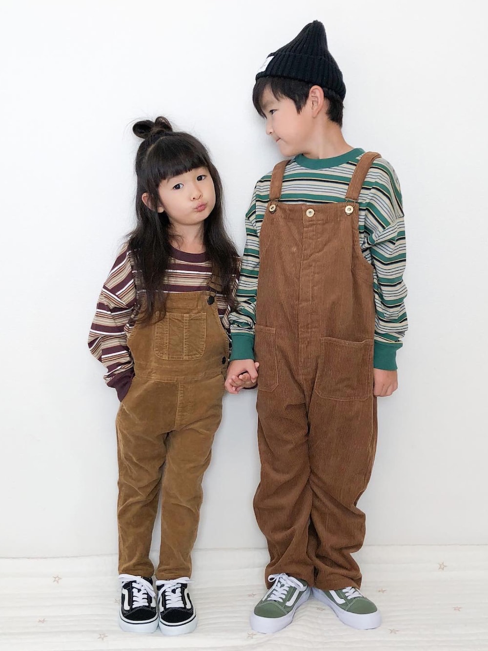 グリーン系のスニーカー、ブラック系のスニーカー、ブラウン系のTシャツ/カットソーを着用したキッズの冬コーディネートの1枚目の写真