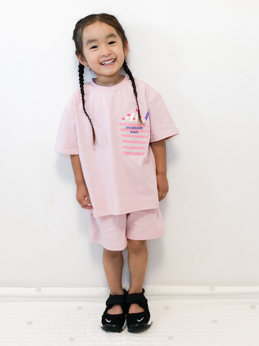 ピンク系のTシャツ/カットソー、ピンク系のその他パンツ、ブラック系のスニーカーを着用したキッズの秋コーディネートの1枚目の写真