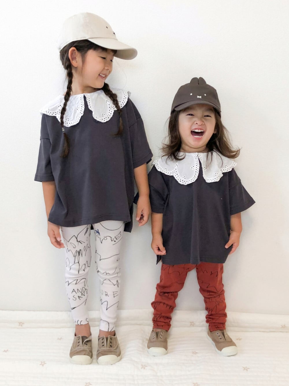 グレー系のTシャツ/カットソー、ブラウン系のモカシン/デッキシューズ、グレー系のキャップを着用したキッズの夏コーディネートの1枚目の写真