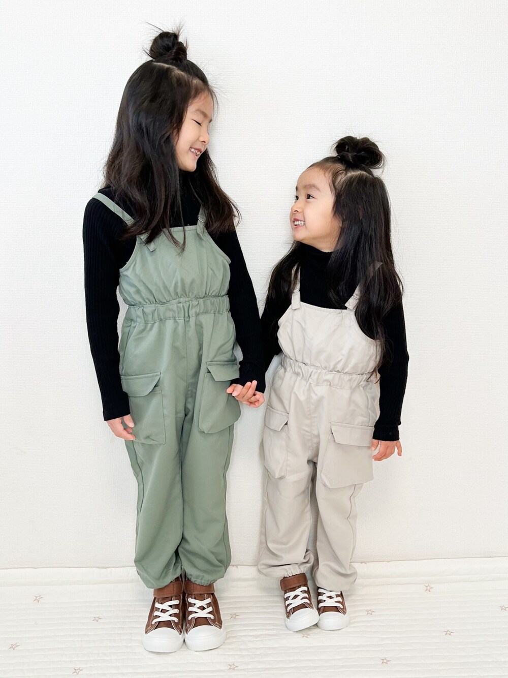 ベージュ系のサロペット/オーバーオール、グリーン系のサロペット/オーバーオールを着用したキッズの春コーディネートの1枚目の写真