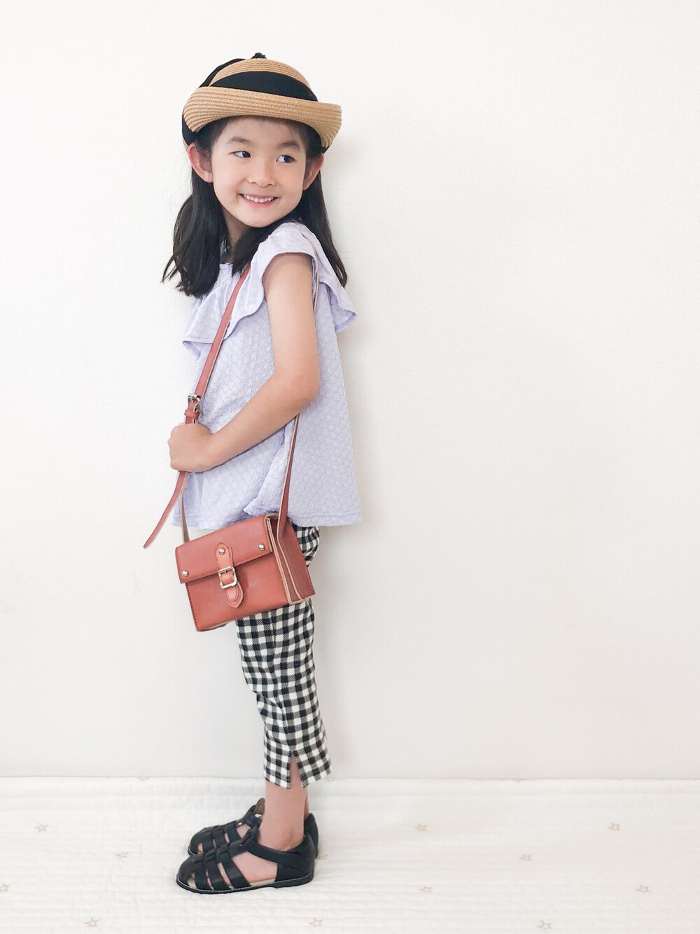 パープル系のタンクトップ、ブラック系のその他パンツ、ブラック系のサンダルを着用したキッズの夏コーディネートの1枚目の写真