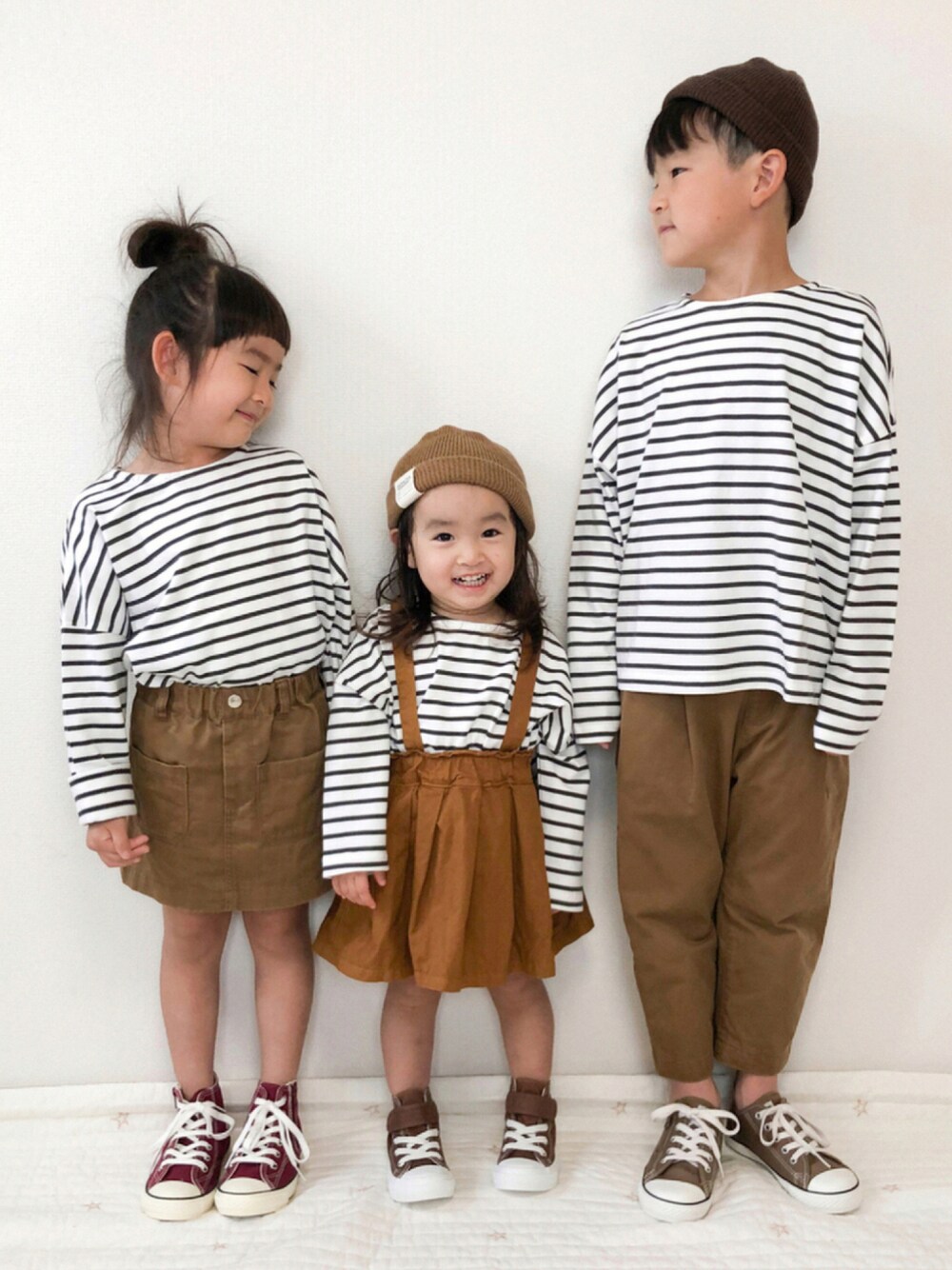 グレー系のTシャツ/カットソー、ベージュ系のその他パンツ、ベージュ系のスカートを着用したキッズの秋コーディネートの1枚目の写真