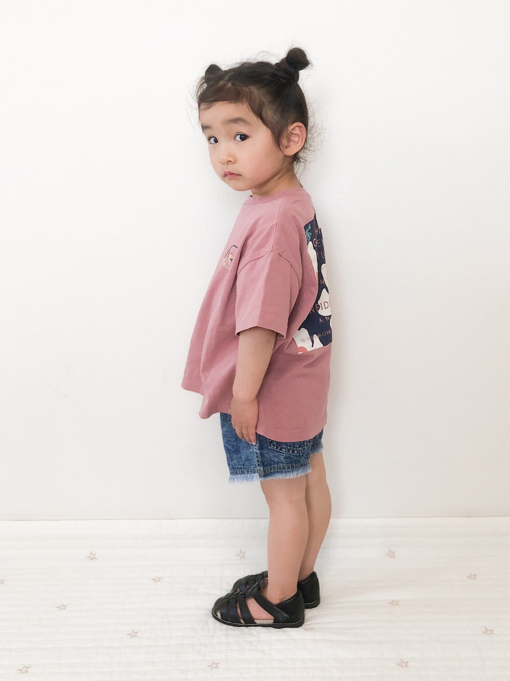 ピンク系のTシャツ/カットソー、ブルー系のその他パンツ、ブラック系のサンダルを着用したキッズの夏コーディネートの1枚目の写真