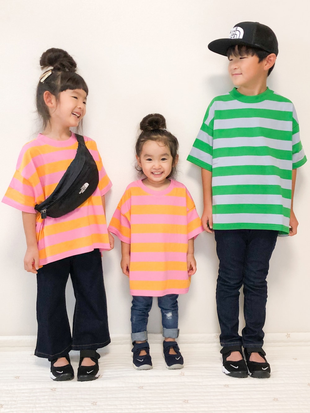 ブルー系のデニムパンツ、ブルー系のデニムパンツ、ピンク系のTシャツ/カットソーを着用したキッズの夏コーディネートの1枚目の写真