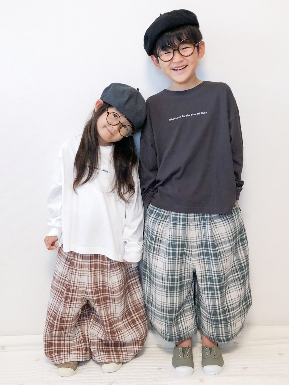 ホワイト系のTシャツ/カットソー、グレー系のTシャツ/カットソー、グリーン系のその他パンツを着用したキッズの秋コーディネートの1枚目の写真