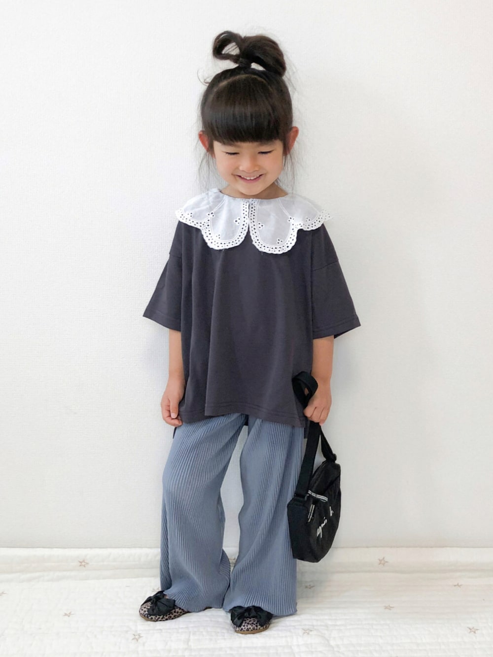 ブラック系のショルダーバッグ、グレー系のTシャツ/カットソー、ブルー系のその他パンツを着用したキッズの秋コーディネートの1枚目の写真