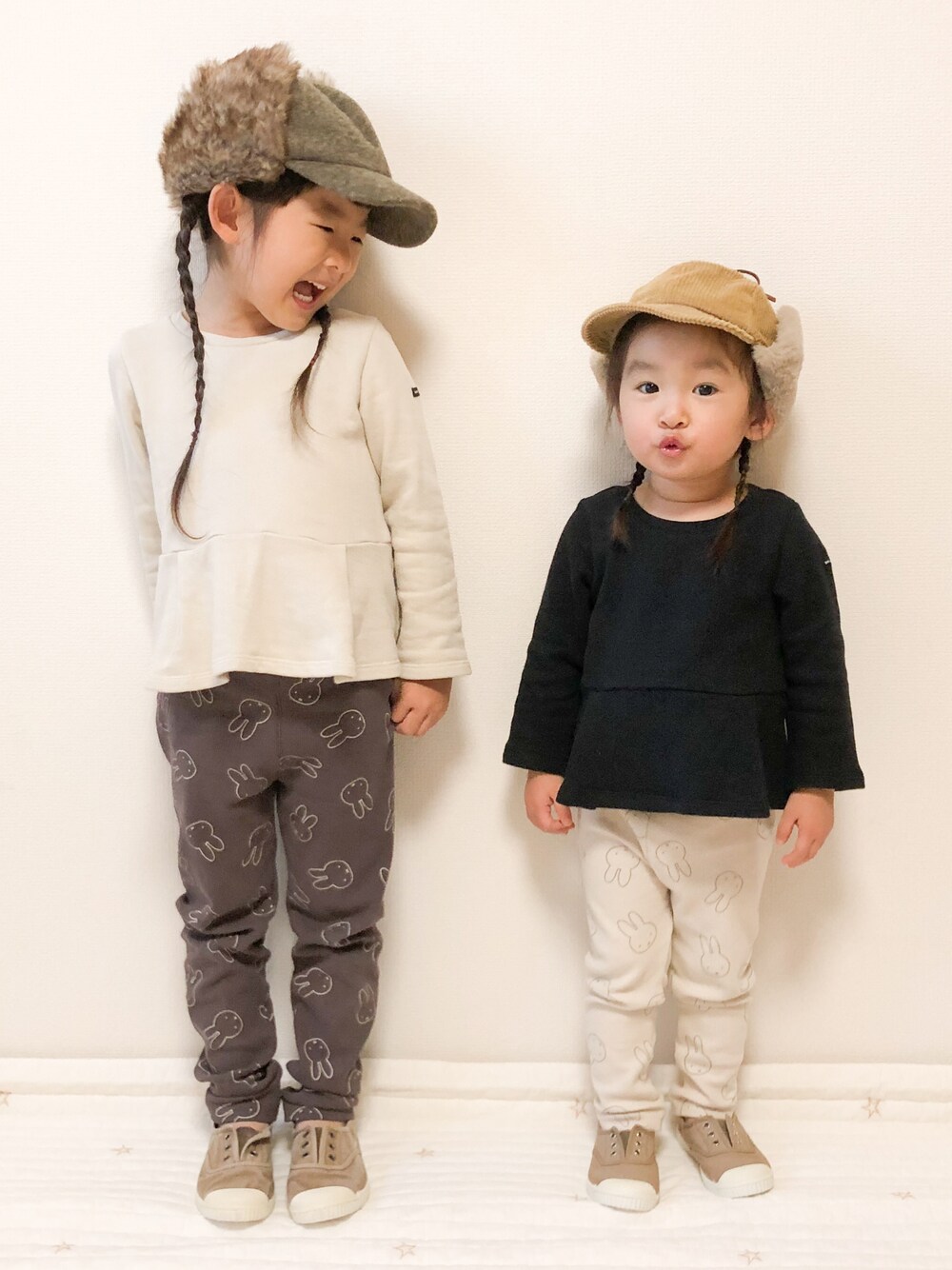 ブラック系のスウェット、ベージュ系のスウェット、ブラウン系のモカシン/デッキシューズを着用したキッズの秋コーディネートの1枚目の写真