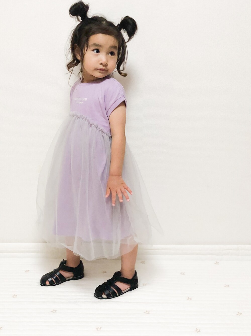 パープル系のワンピース、ブラック系のサンダルを着用したキッズの夏コーディネートの1枚目の写真