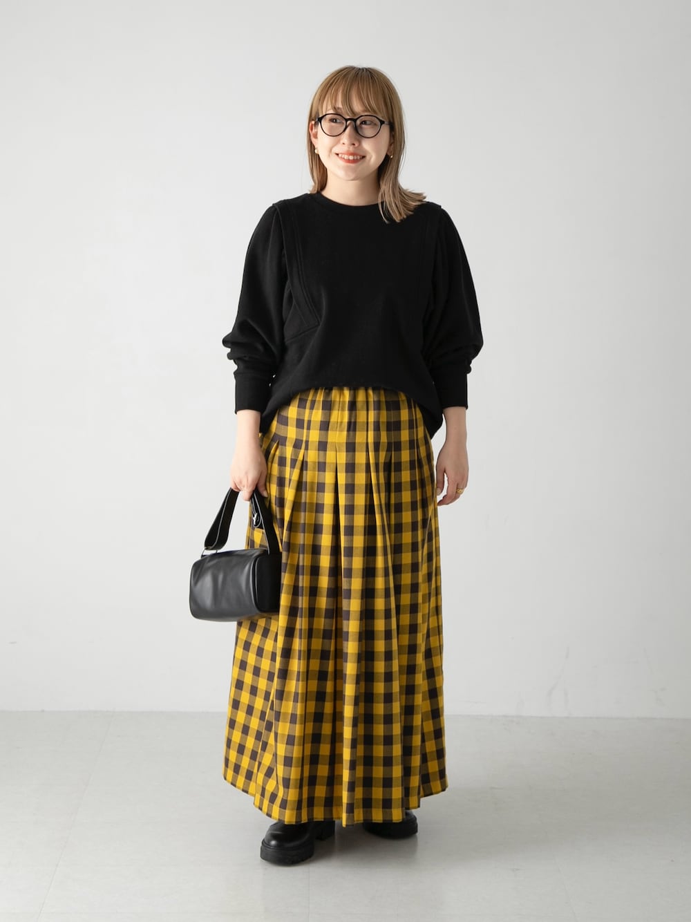 「最近のいい感じコーデ、スウェット、チェック、お出かけコーデ、ブーツ、イエロー、骨格ストレート、低身長、サニーレーベル、SonnyLabel」｜「URBAN RESEARCH Sonny Labelのブロックチェックタックスカート（スカート、イエロー系）」を使った、satoさん（レディース・156cm）の秋コーディネートの1枚目の写真