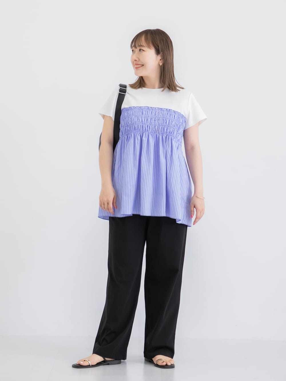 「プチプラ、夏だ！Tシャツ着よう！、さらっと晴れやかスナップ、レイヤードスタイル、夏コーデ、サンダル、ビスチェ、お出かけコーデ、骨格ストレート、低身長、サニーレーベル、SonnyLabel」｜「URBAN RESEARCH Sonny Labelの『WEB限定』シャーリングビスチェドッキングカットプルオーバー（Tシャツ/カットソー、ブルー系）」を使った、satoさん（レディース・156cm）の夏コーディネートの1枚目の写真